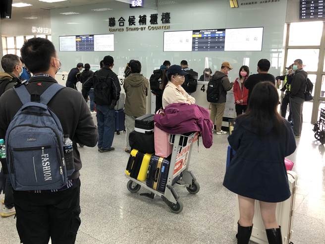 金门航空站启动联合候补柜台，至下午6时，各航线候补旅客全部「清零」。（李金生摄）