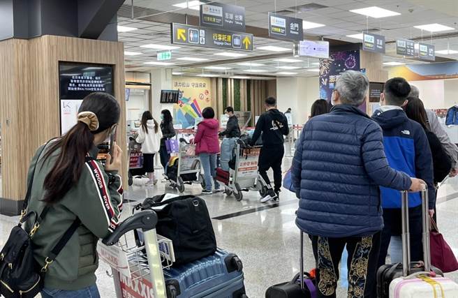 金门今日天候好转，松山机场也涌现搭机人潮。（读者提供）
