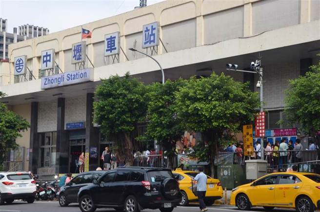 中坜车站晚间传出有旅客在月台落轨，双向列车到站时间均有延误。（资料照／赖佑维摄）