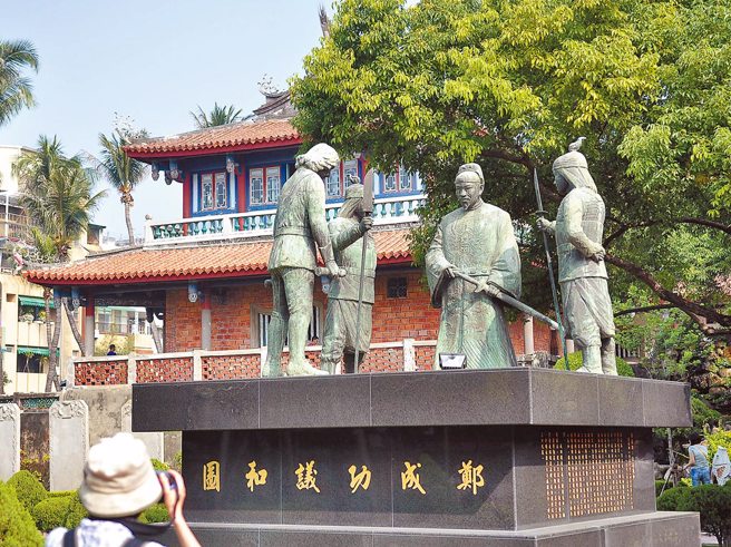 郑成功收復台湾360年座谈会 开启中国治理翻转台独史观。图为立在赤崁楼前的郑成功雕像。（本报资料照片）
