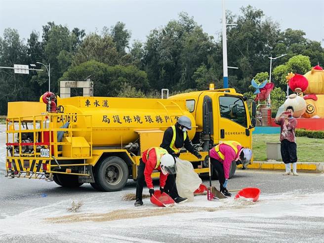 警方緊急通報縣環保局協助清汙，花了近2個小時才清除完畢。（讀者提供）