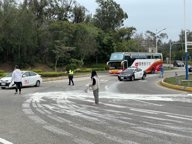 金門機場圓環交通流量大，也是出入尚義機場唯一道路，警方立即指派線上警網馳赴現場疏導交通。（讀者提供）