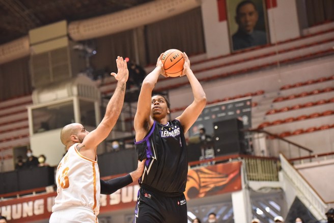 戴維斯(中)今天拿下22分、18籃板。(桃園雲豹提供)