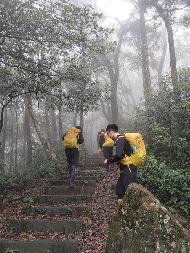 新北市消防局獲報後，已派遣1中隊3分隊27人分3路線前往搜尋，搜索至晚上6時30分尚未尋獲患者，預計明日繼續前往搜救。（新北市消防局提供）