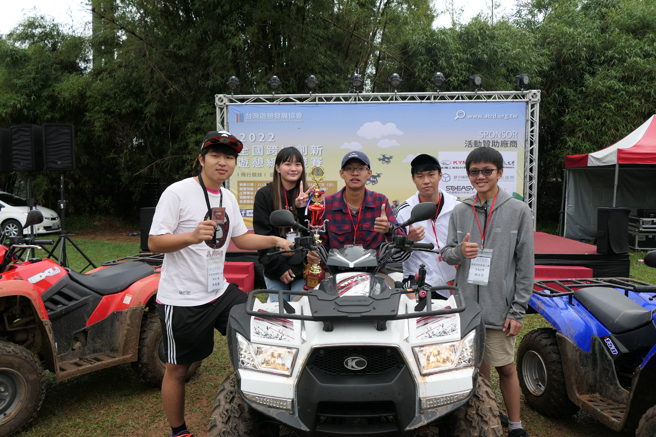 夺冠的大荣中学选手兴奋表示，辛苦练习终于有代价！选手朱柏达(左起)、梁姿莹(指导老师)、许家豪、杨闵程、陈皓恩。(戴志扬翻摄)