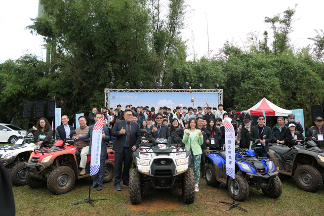 台湾游憩发展协会理事长、醒吾科大观光休閒系主任杨文仁(中坐沙滩车者)表示，观光休閒产业即将復甦，跨域创新综合游憩竞赛是促进产业发展最大动力。(戴志扬翻摄)