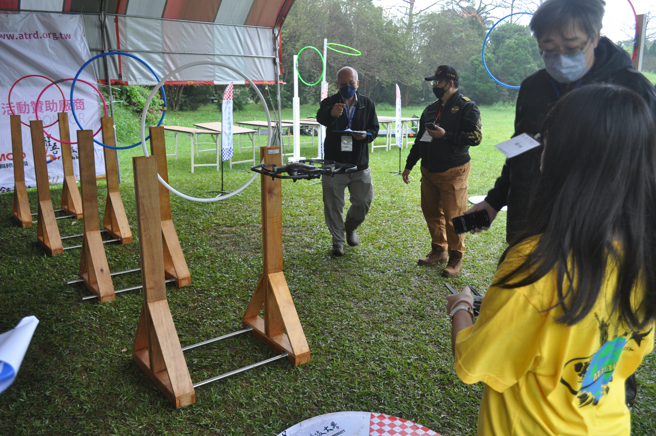 空拍竞技彷佛坐在机上驾驶，感受穿越刺激感，裁判紧盯平衡感，参赛选手无不战战兢兢。(戴志扬翻摄)