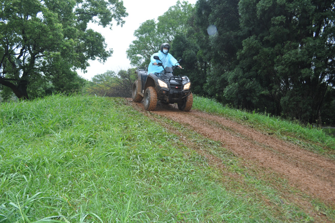 沙滩车闯关风雨助兴，选手嗨翻天在烂泥巴下坡地快速前进。(戴志扬翻摄)