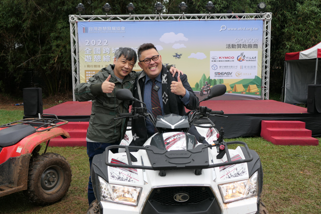 中华国际顶级VIP管家协会林棋凡理事长(右)是留法博士也醒吾科技大学杰出校友，与醒吾观光系吴宸汉老师分享具宏观视野的国际赛事舞台。(戴志扬翻摄)