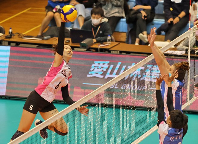 台電陳姿雅(左)高高跳起準備扣殺。(中華排協提供)
