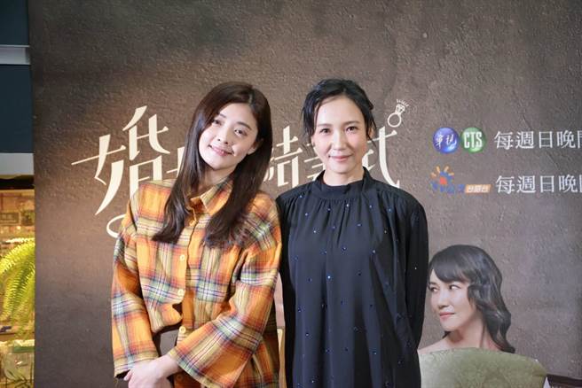 夏如芝（左）與張本渝為戲宣傳。（華視提供）