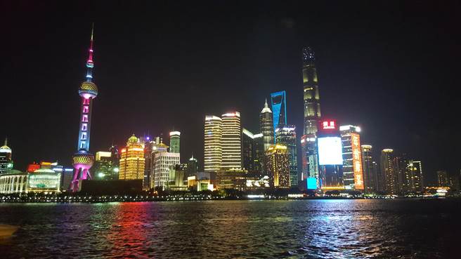 明（28日）5時起，上海以黃浦江為界分區分批實施全市新一輪核酸篩查。（葉文義攝）