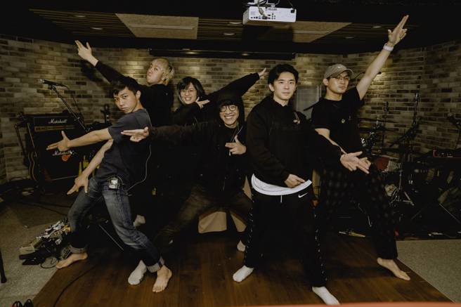 美秀集团女贝斯手婷文（后排左二）从舞台摔落，所幸无大碍。（图／出日音乐提供）