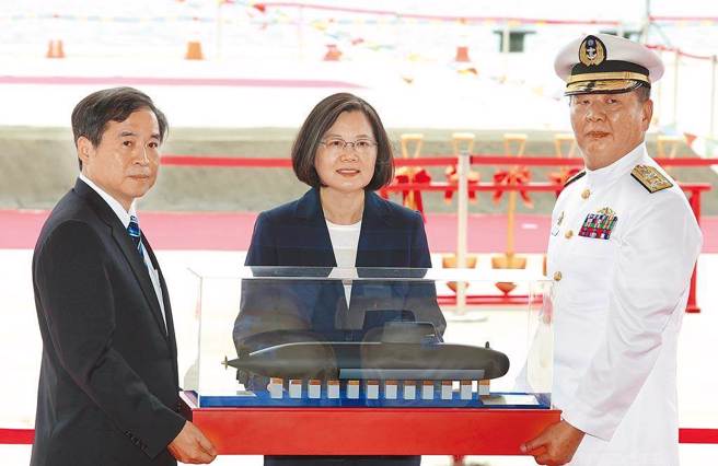 圖為2019年5月9日，蔡英文總統（中）出席潛艦國造專用廠房動土典禮，海軍司令黃曙光（右）與台船董事長鄭文隆（左）呈獻IDS潛艦模型。（本報資料照片）