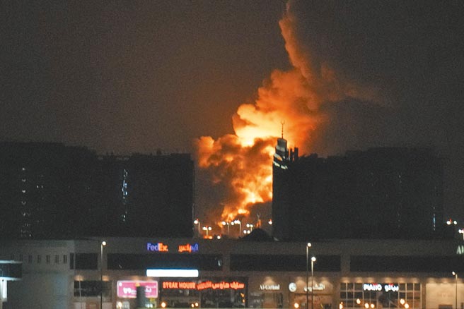 叶门叛军「青年运动」（Houthis）攻击位于沙乌地阿拉伯西岸城市吉达的国营油企储油设施，油槽爆炸火势窜燃整片夜空。图／美联社