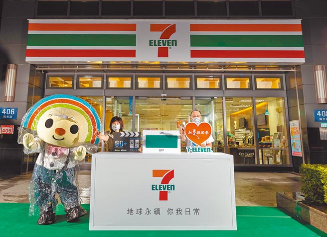 響應「國際關燈日」，統一超全台有超過6,300家門市，26日晚間破天荒同步關閉招牌燈一小時。圖／統一超提供