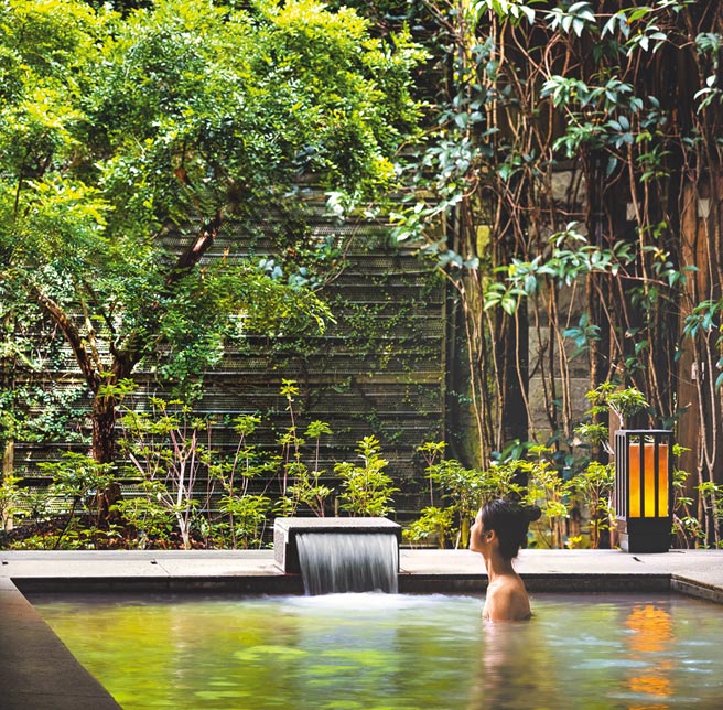 迎接清明连假，北投丽禧温泉美食一日游1,950元起，入住宾客独享「润饼餐车」桌边服务。图／北投丽禧提供