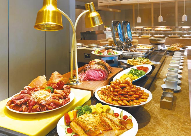 台北老爷「春飨」一泊二食3,988元起，还可再享用价值约3,000元的双人自助晚餐。图／台北老爷酒店提供