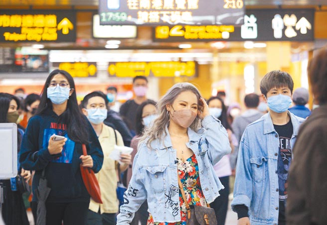 4月起入境居检是否可能再缩短为7天？因近日各县市出现零星本土疫情，卫福部长陈时中说「并没有确切时间表」，视疫情变化情况再讨论。图为捷运站人潮眾多。（张铠乙摄）