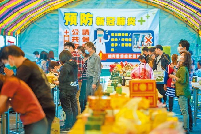 新北市祭出掃墓防疫措施，市長侯友宜表示，新北納骨塔會增設戶外棚架，進塔內祭拜會總量管制，鼓勵民眾線上追思，拍照不脫口罩，落實防疫做到好。（本報資料照片）
