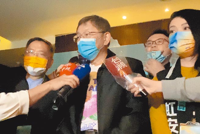 新冠確診數攀升，台北市長柯文哲表示，政府如果要進一步開放邊境或跟病毒共存，要把衝擊講清楚。（陳淑芬攝）