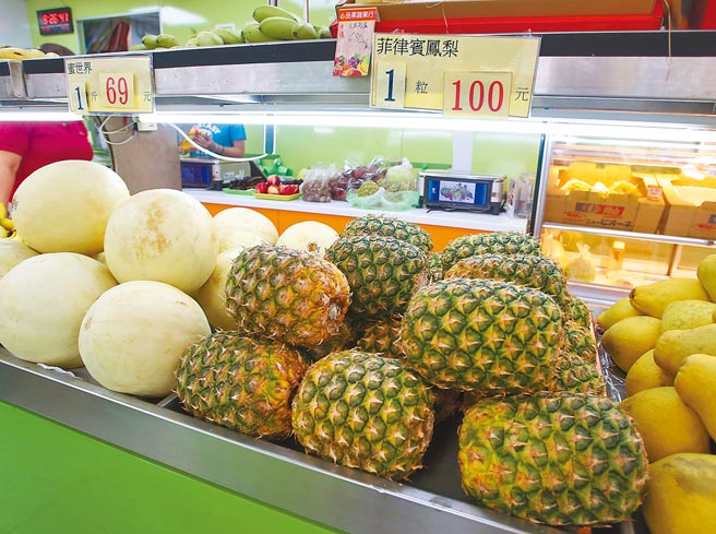 中国大陆在去年陆续以检疫为由，停止我国凤梨、释迦与莲雾3项水果输销。图为水果行摊架上的进口凤梨。（陈俊吉摄）