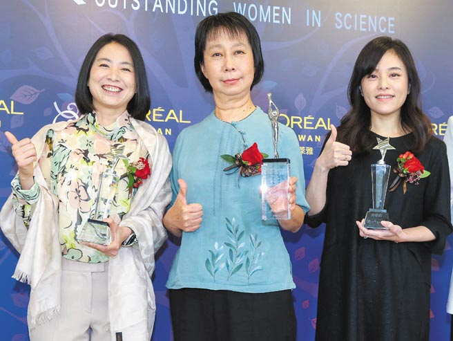 「台湾杰出女科学家奖」今年最高荣誉的杰出奖，由中研院分子生物研究所特聘研究员李秀敏博士（中）获得，并与获得新秀奖的台大分子细胞生研所黄筱钧副教授（右），及中研院分子生物研究所副研究员薛雁冰博士合影。（粘耿豪摄）