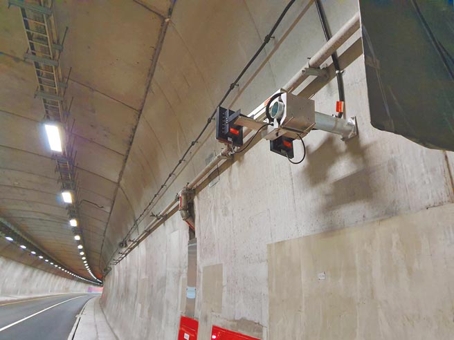 有民眾开车以定速70km行经苏花改，却被开了时速138km的超速罚单，警方拟主动撤单，图为苏花改东澳隧道区间测速设备。（警方提供／李忠一宜兰传真）