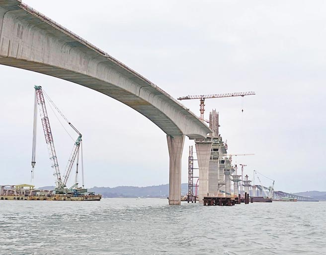 金门大桥接近完工阶段，县府建议未来由中央「接管」维护管理。（李金生摄）