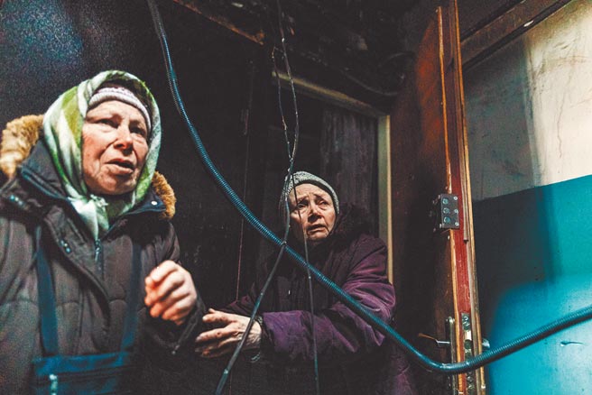 乌克兰官员25日称，俄罗斯轰炸乌东城市哈尔科夫市的医疗设施，造成至少4名平民死亡和多人受伤。自俄乌爆发战争以来，哈尔科夫150万居民已有约1/3逃离家园。图为仍留在哈尔科夫的乌克兰老妇人。（新华社）