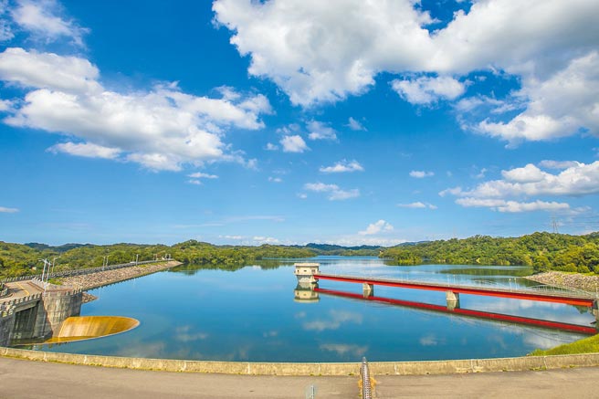 去年国发会通过「石门水库至新竹联通管工程计画」，北水局同步办理规画设计作业，期明年动工，2026年底完工。图为宝二水库这几天蓄水量达满库100％。（罗浚滨摄）