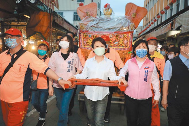 大雅永興宮26日遶境祈福，台中市長盧秀燕扶轎恭迎老四媽起駕。（陳淑娥攝）
