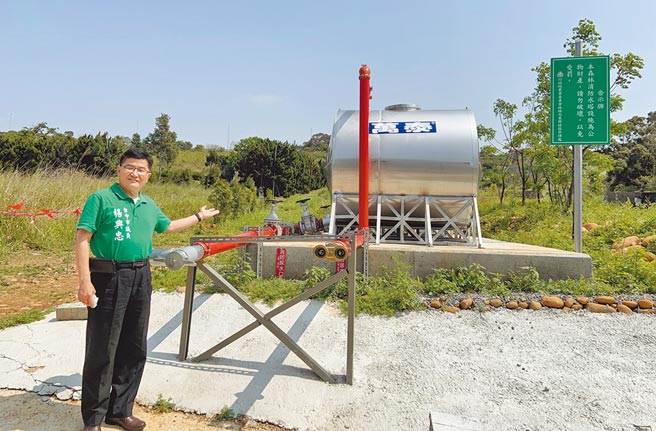 台中海线大肚山、鳌峰山火烧山案件频传，市议员杨典忠疾呼普设水塔。（陈淑娥摄）