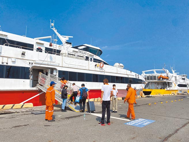 嘉义县布袋到澎湖船班航线，每年有数十万人搭乘，为当地带来商机。（张亦惠摄）