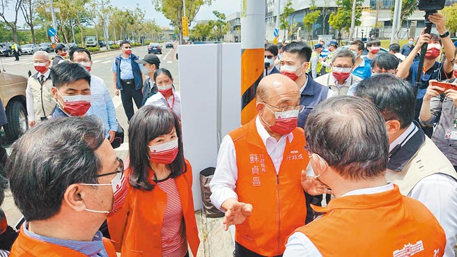行政院长苏贞昌向台南市长黄伟哲（米黄背心者）、成大校长苏慧贞（红条纹T恤者）提出对医疗园区的意见。（程炳璋摄）
