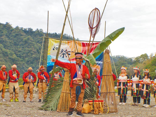 卡那卡那富族举办河祭，答谢上苍及对溪流养育族人的恩泽，并祈求天神与河神保佑族人来年丰收平安。（高雄市原民会提供／林雅惠高雄传真）