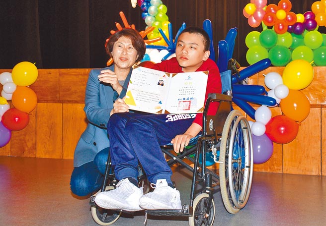 台东太平国小罗余豪（右）乐观进取，获选为模范儿童，由县长饶庆铃（左）颁奖表扬 。（庄哲权摄）