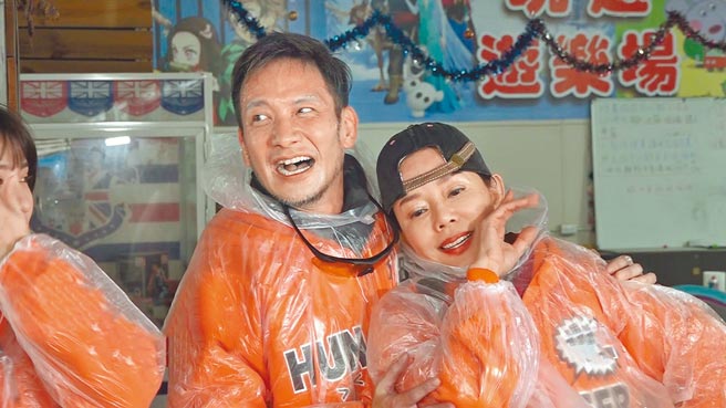 狄莺（右）和高山峰日前参加《飢饿游戏》闯关玩游戏。（中视提供）