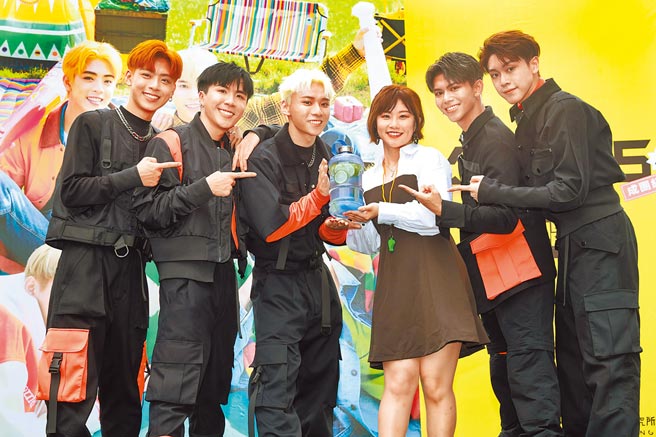 「ALL IN 5」裕城（左起）、承恩、哲瑋、傑銘、柏安昨舉辦簽唱會，邀來焦凡凡（右三）到場助陣。（真星製造研究所提供）