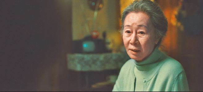 尹汝貞在《柏青哥》中飾演老年「善慈」。（Apple TV+ 提供）