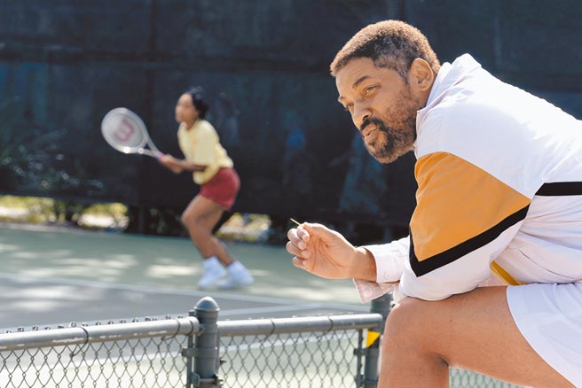 威尔史密斯在《王者理查》饰演网球名将大小威廉斯姊妹的父亲理查威廉斯。（华纳兄弟提供）