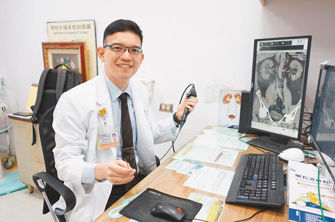 林嘉彥醫師指出，軟式輸尿管腎臟鏡搭配吸石清專利負壓導管，優點是感染風險少。（台中榮總提供）