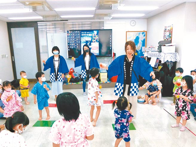 「桃太郎紙偶劇」邀親子一起體驗日本文化。（SOGO提供）