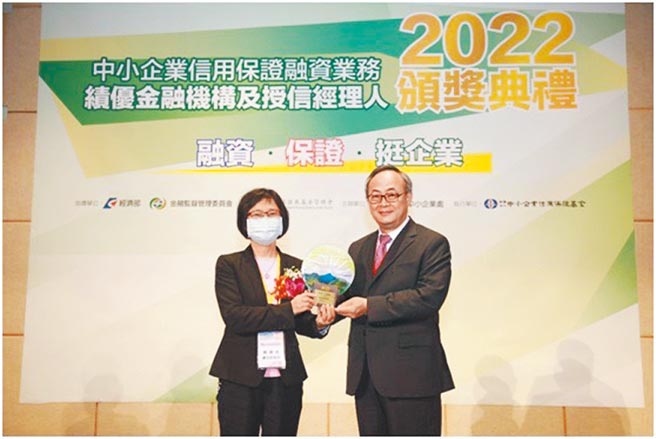 臺灣企銀獲頒紓困振興獎等7大獎，由金管會副主委邱淑貞（左）頒獎予臺灣企銀總經理張志堅。（臺灣企銀提供）