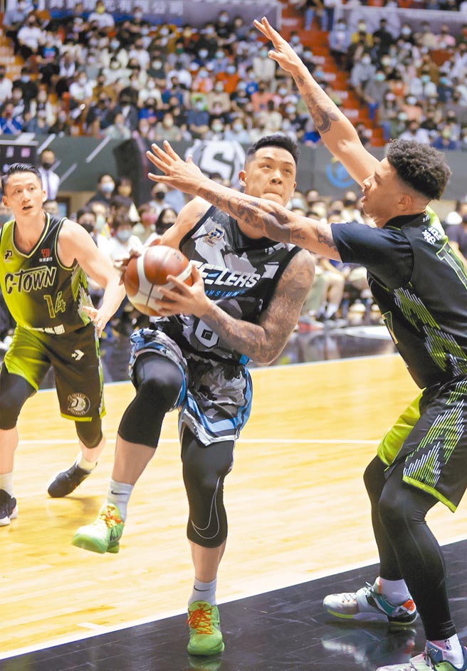 周仪翔（中）披上高雄钢铁人战袍首战，突破对手防守强攻禁区。（中央社）