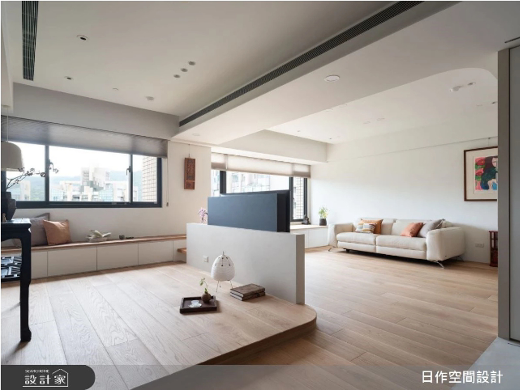 ▲ 和室也有更為簡易的做法，稍微墊高地板以劃分出和客廳相異的場域，空間更能靈活運用。 (圖/設計家)