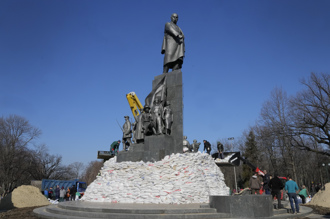 烏克蘭第2大城抗俄戰火 堆沙包保護民族詩人雕像