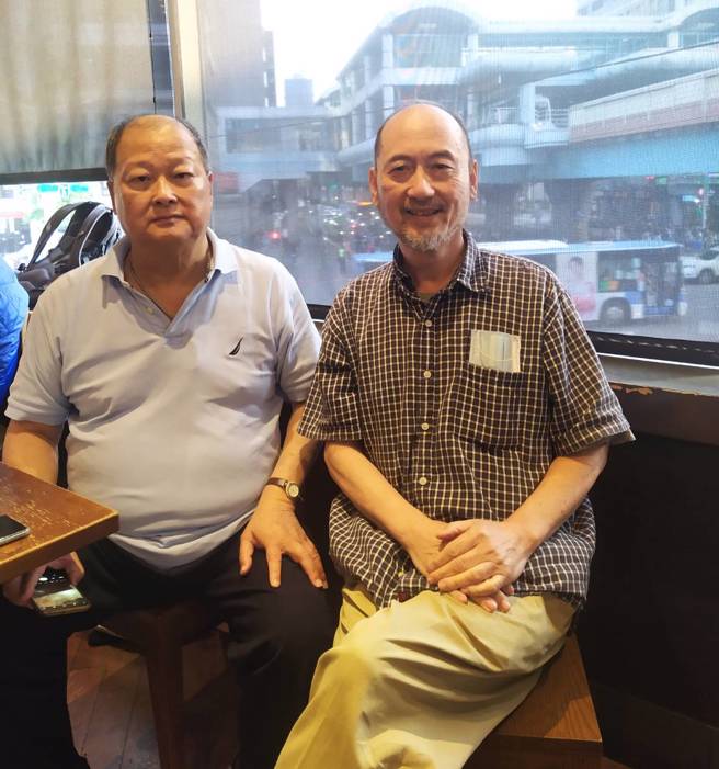 2022年3日22月，刘国基（左）与笔者。（龙城飞提供）