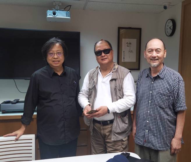 2022年3日23月，曾建元（左）、刘国基（中）与笔者。刘国基眼睛白内障开刀，需戴墨镜。（龙城飞提供）