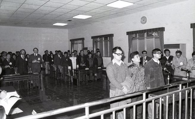 1978年01月18日涉嫌叛乱三被告戴华光（左起）、赖明烈和刘国基，在军事法庭聆听判决，旁听席上除包括被告家属、记者和民眾外，还有美国大使馆的两名秘书亦来旁听。（图文：中时檔案照，姚琢奇摄）